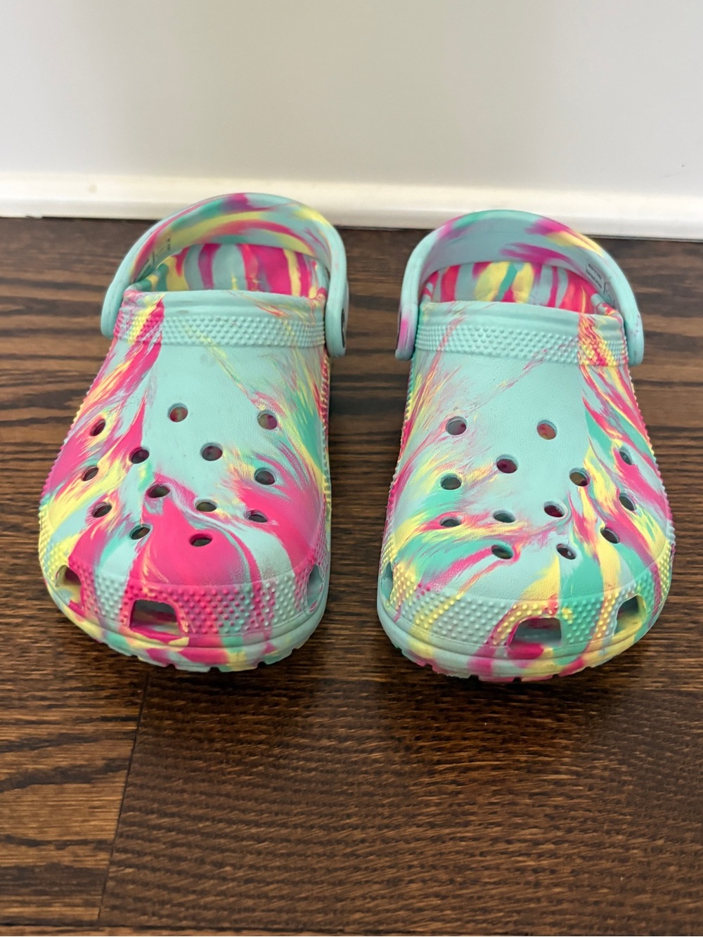 CROCS Kids Aquamarine Multicolor Sandals sz 4